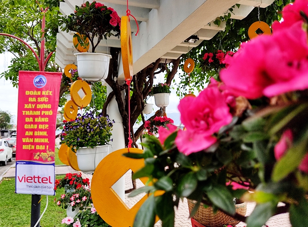 Khắp phố phường đầy sắc màu của cờ hoa, biểu ngữ, thể hiện quyết tâm đoàn kết, xây dựng thành phố Đà Nẵng ngày càng phát triển, văn minh